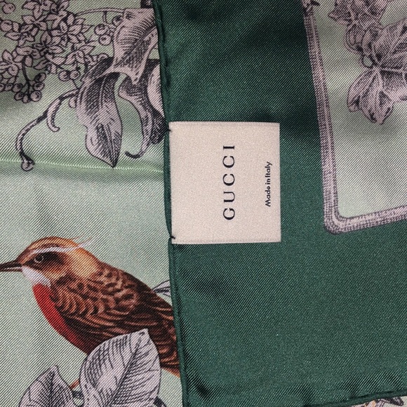 Last chance to purchase..Gucci Green Wondergarden Crest 100% Silk Scarf/Wrap - Picture 3 of 4